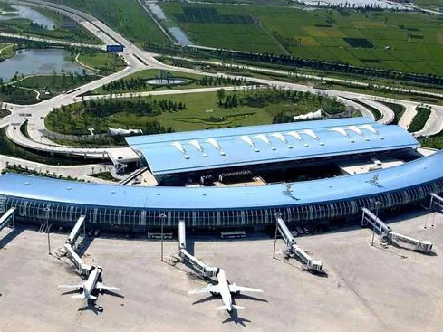 Hava limanında polad çərçivə ilə terminal